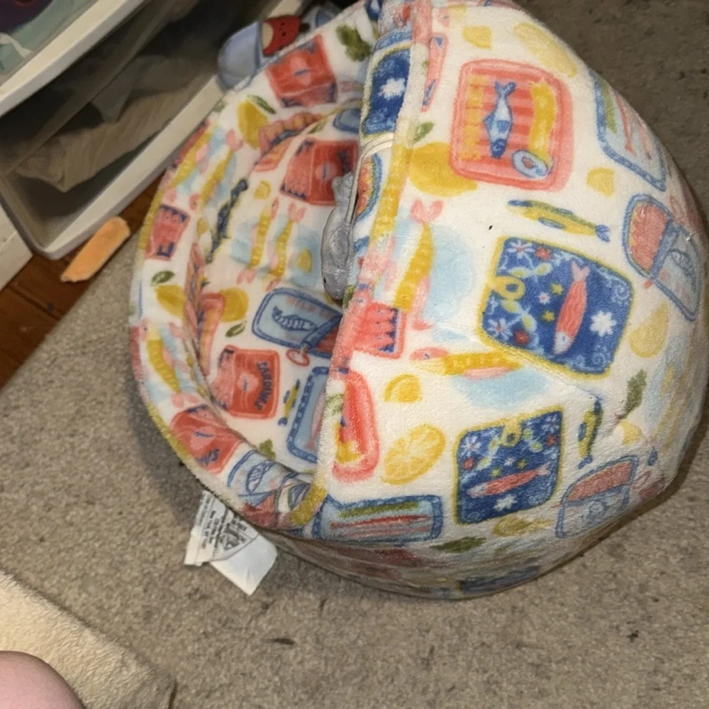 Dog bed super soft with dangle toys and shaded roof